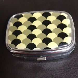 Vintage compact/pill box
